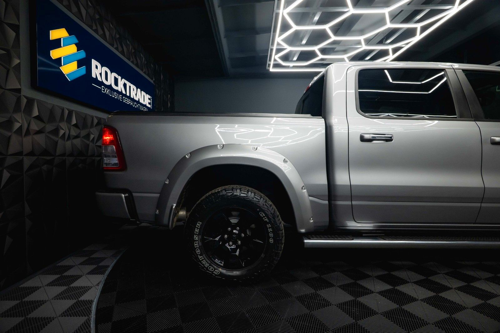 Fahrzeugabbildung Dodge RAM 5.7 V8 HEMI 4x4 OFFROAD Night-Paket *LED*19%