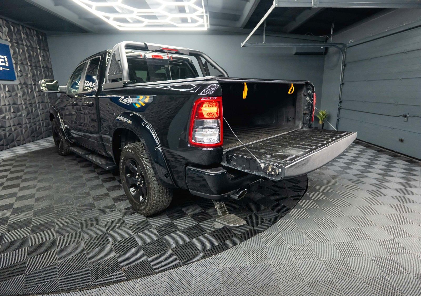 Fahrzeugabbildung Dodge RAM 5.7 V8 HEMI 4x4 OFFROAD Night-Paket LONGBED