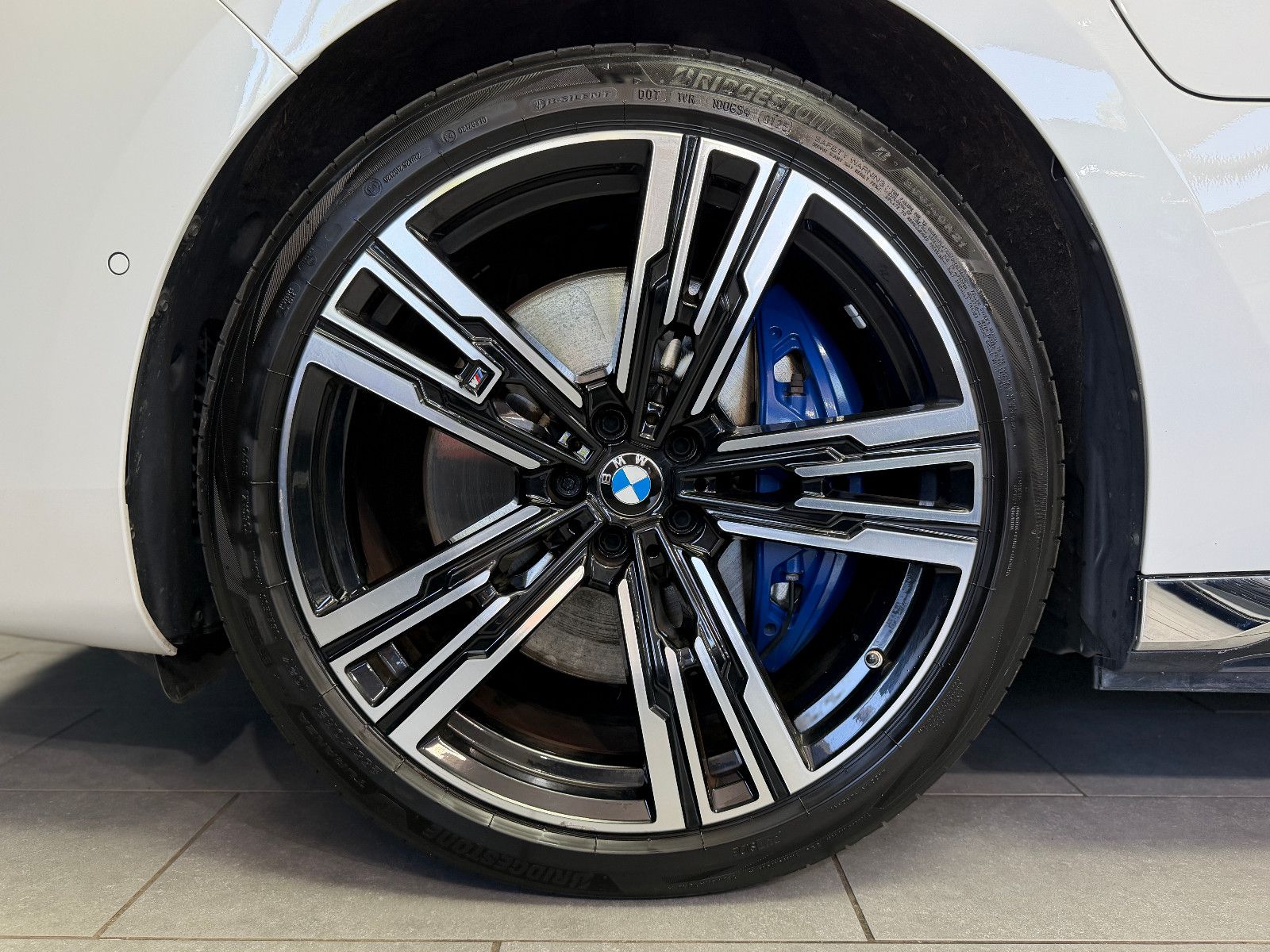 Fahrzeugabbildung BMW M760 e xDrive M-SPORT|TV|B&W|SKY-LOUNGE|MEGAVOLL