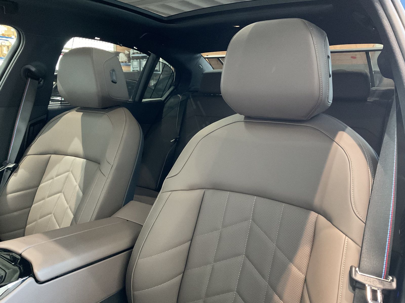 Fahrzeugeinzelansicht 12 Fahrzeugabbildung BMW 550e xDrive Limousine M Sportpaket AHK