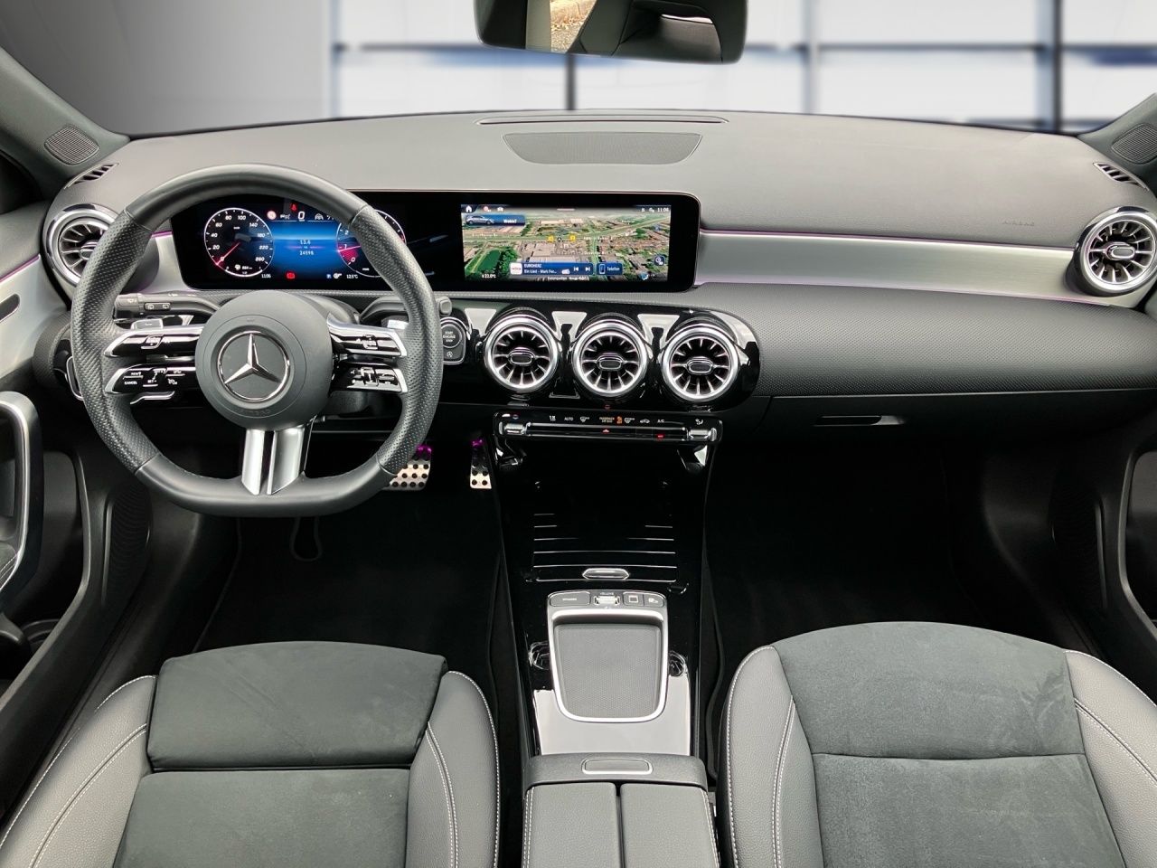 Fahrzeugabbildung Mercedes-Benz A 180 AMG AHK Night Distronic LED WinterP Kamera