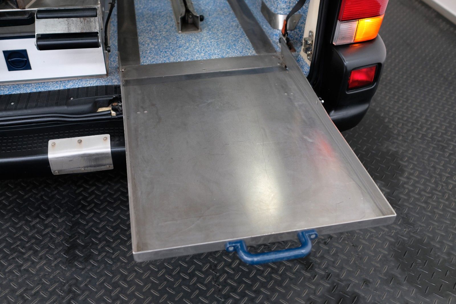 Fahrzeugabbildung Volkswagen T4 LANG EX-KRANKENWAGEN 2,5L STANDHEIZUNG