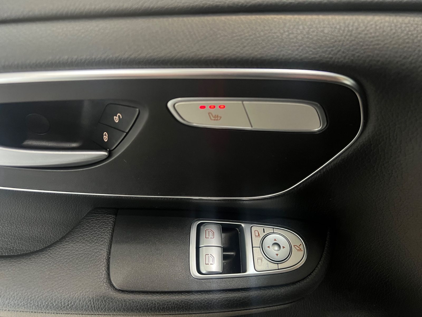 Fahrzeugabbildung Mercedes-Benz V 250 d 4MATIC lang AMG LINE *PANO*Perlmutt-Weiß