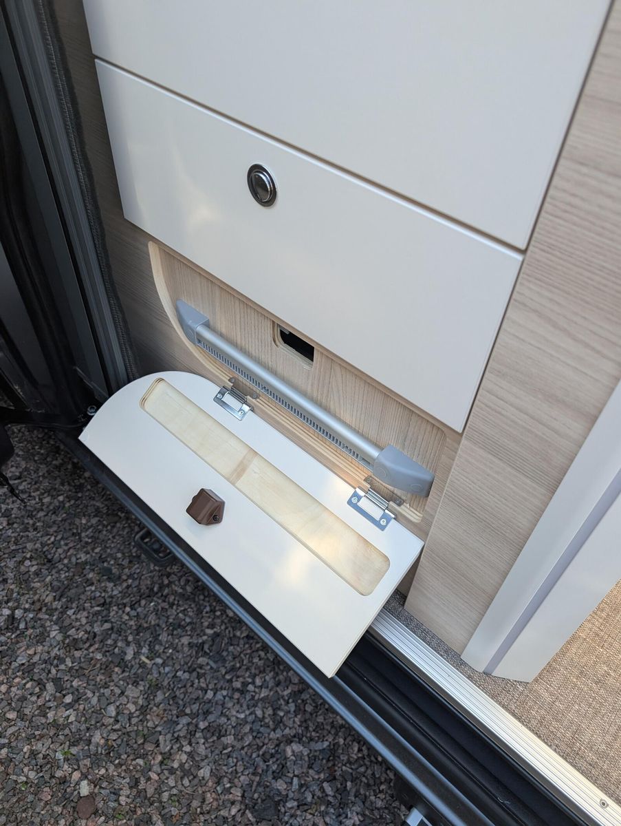 Fahrzeugabbildung Eura Mobil Van V 635 EB  Captain-Chair- Sitze, Skyroof, RFK