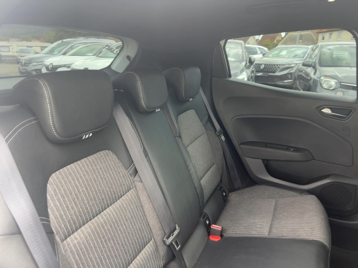 Fahrzeugabbildung Renault Clio TCe 140 Intens Navi Kamera SHZ - mit KI generiert/bearbeitet