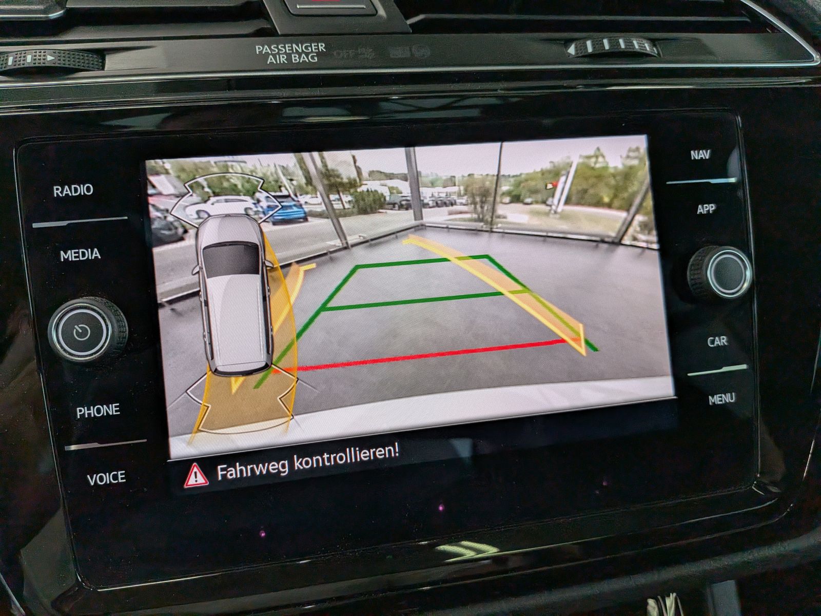 Fahrzeugabbildung Volkswagen Touran 2.0 DSG R-Line High Pano 7-Si IQ AHK VOLL