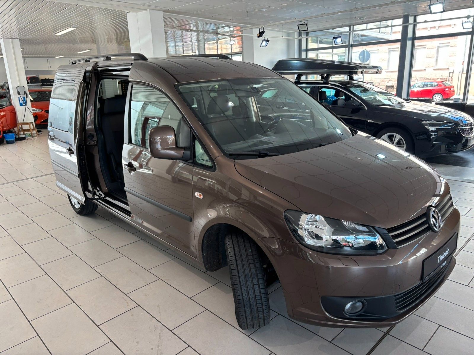 Fahrzeugabbildung Volkswagen Caddy 1.6D Kombi Maxi Trendline AHK/7-SITZER/PDC