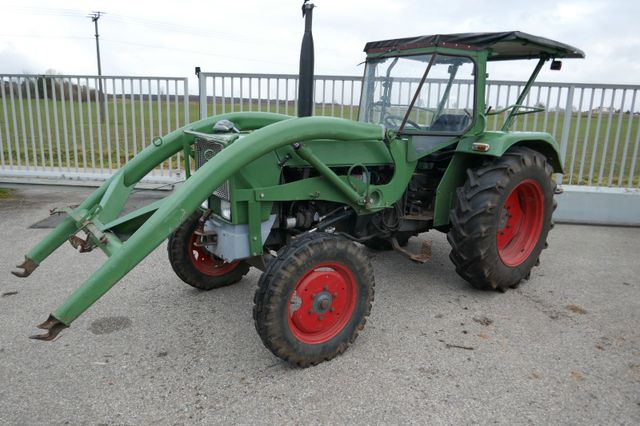 Fendt Farmer 4S mit Servolenkung und Frontlader