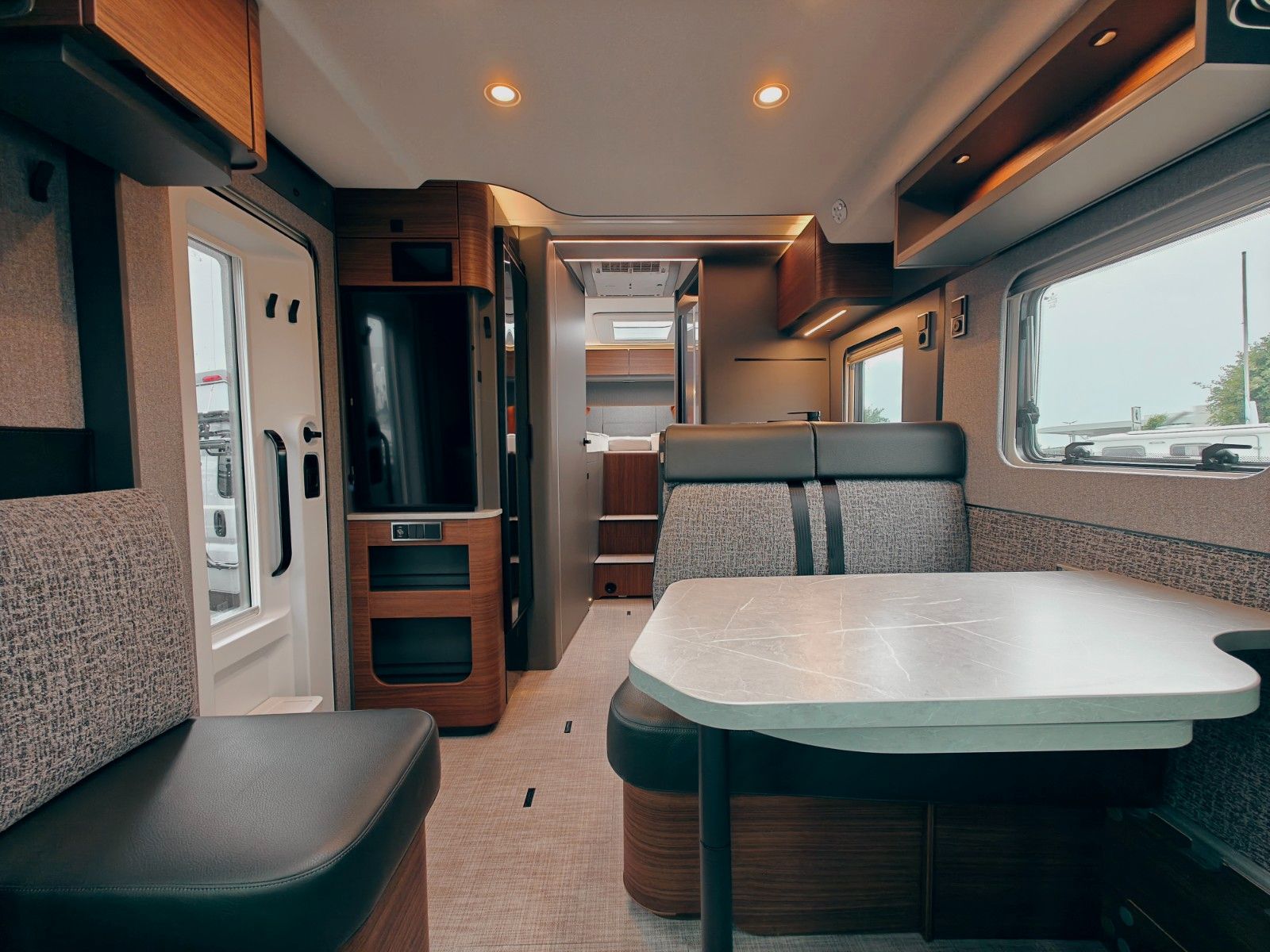 Fahrzeugabbildung HYMER / ERIBA / HYMERCAR B-KLASSE MC T 680 X - PTS SELENITGRAU MAGNO