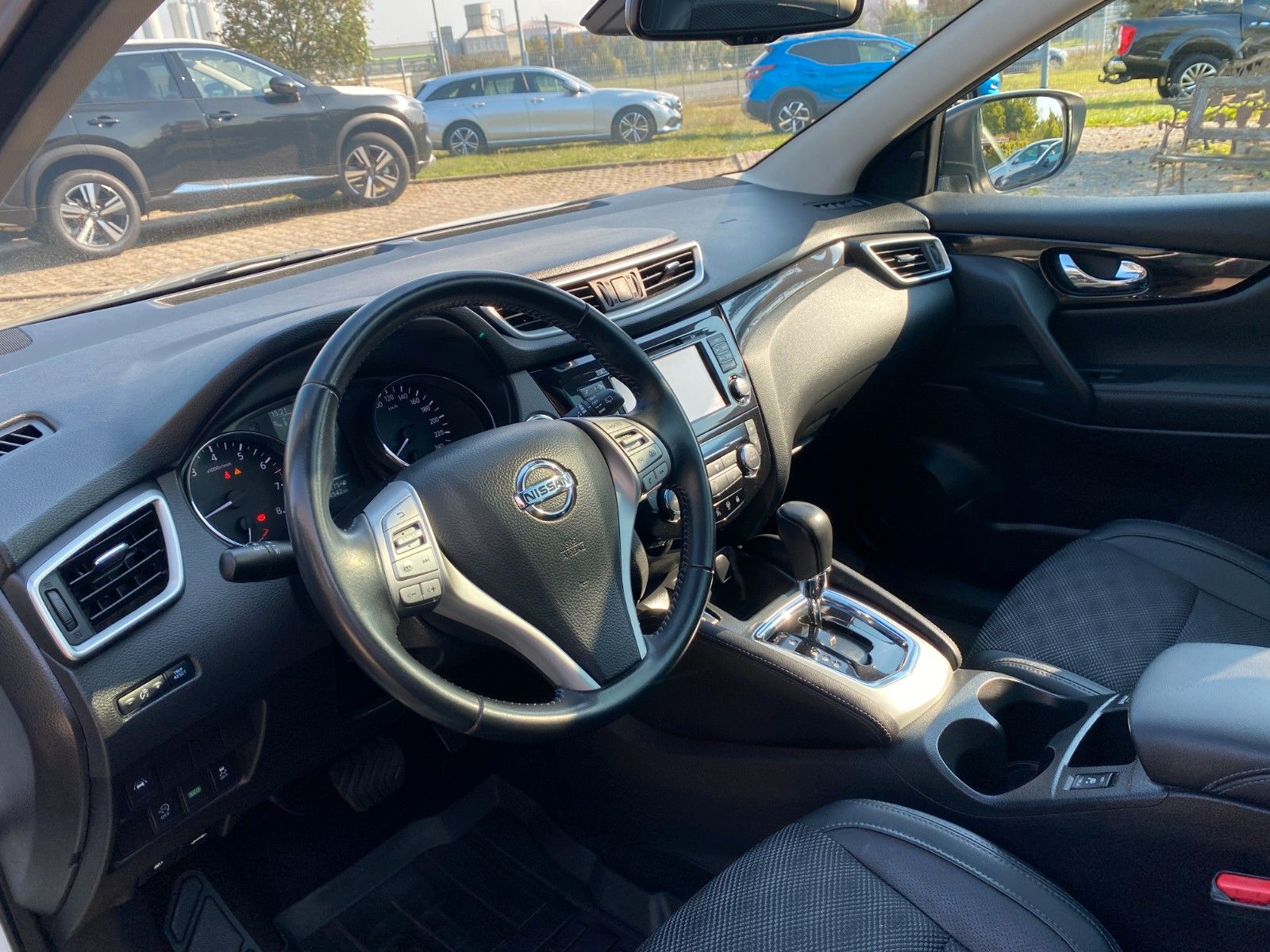 Fahrzeugabbildung Nissan Qashqai 1.2 DIG-T AT Tekna KEYL.+PANO+NAV+AHK