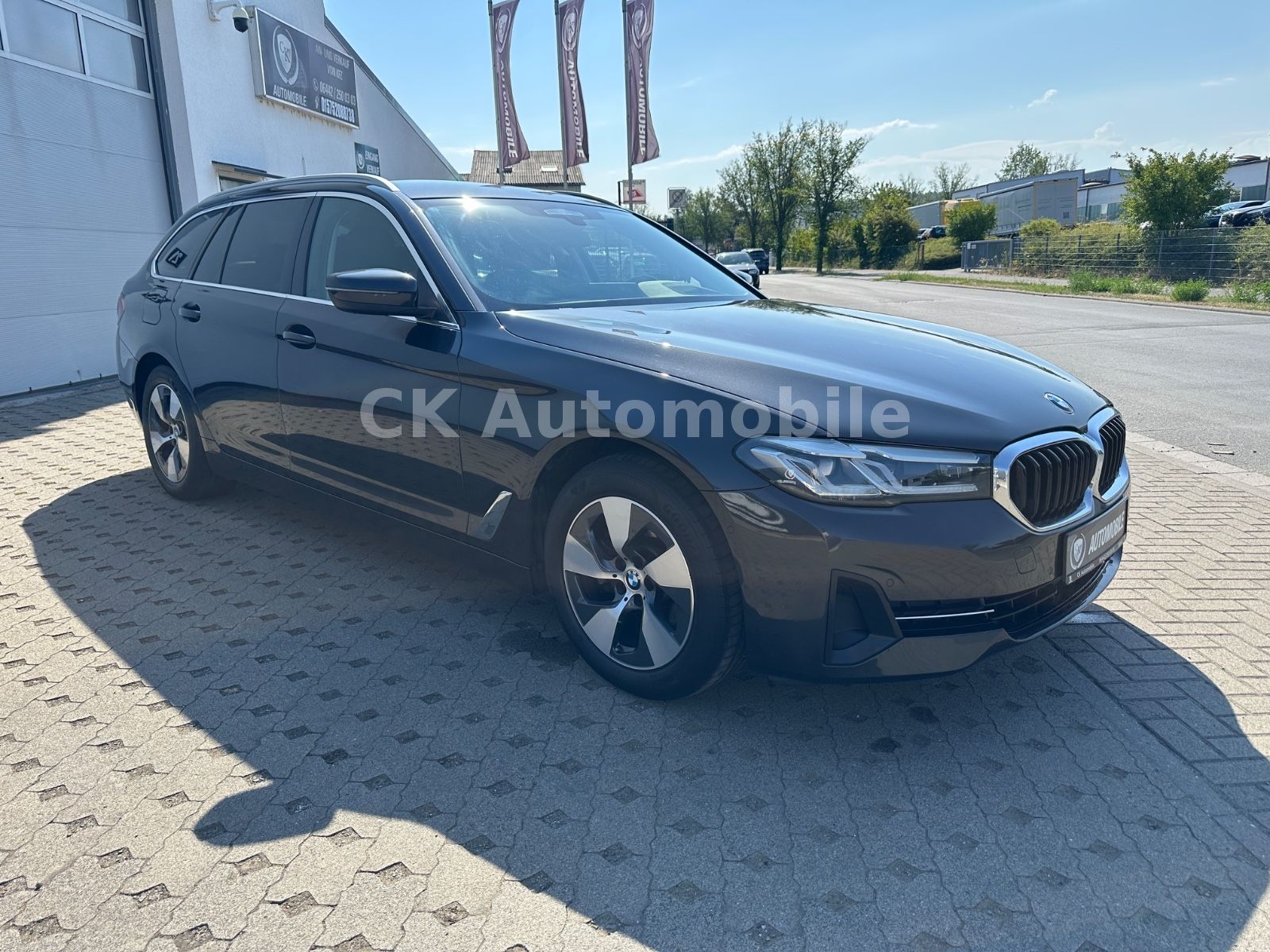 Fahrzeugabbildung BMW 520d Touring/Navi/Leder/Head-Up/Kamera/LED/ACC