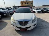 Lancia LANCIA Delta 1.6 MJT DPF 120 CV Gold - weiße Lancia Delta