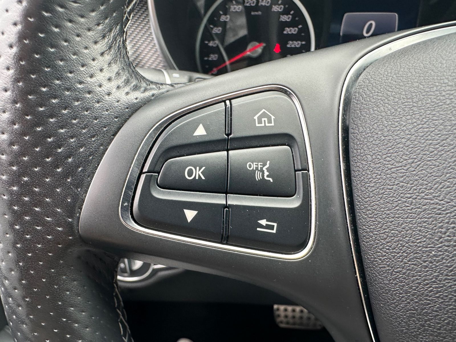 Fahrzeugabbildung Mercedes-Benz V 250 AMG-Line NAV+LED+360°+PANO+AHK+AIRMATIC
