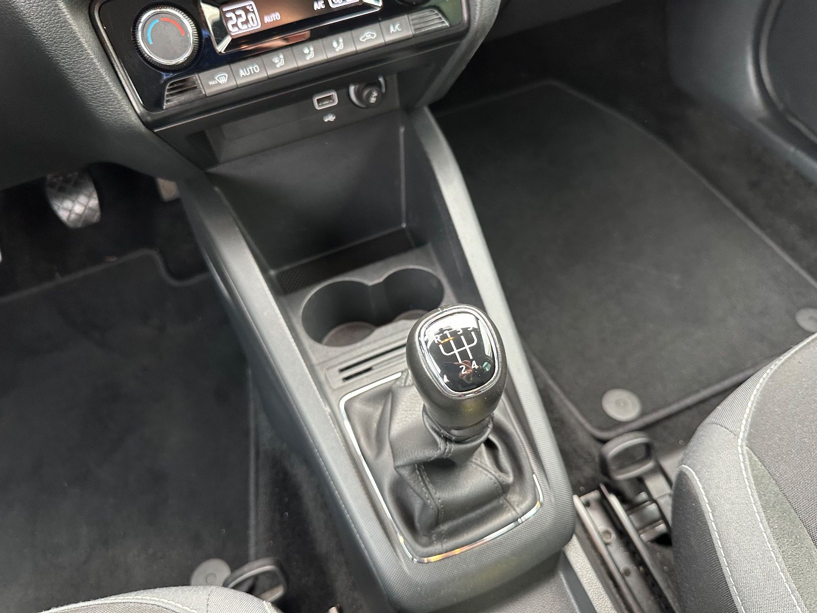 Fahrzeugabbildung SKODA Fabia Combi 1.0 TSI Style SHZG/EPH/Carplay