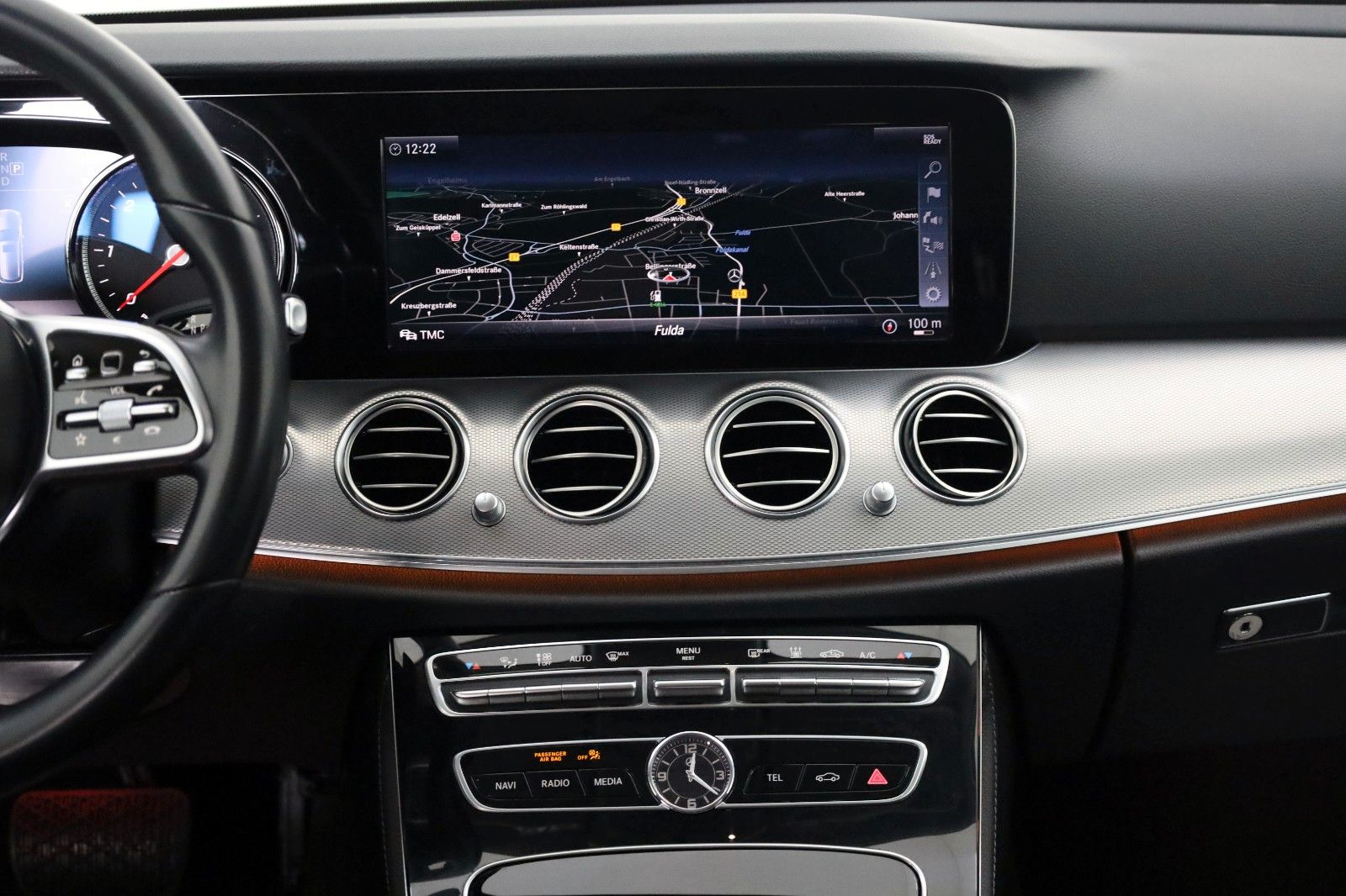 Fahrzeugabbildung Mercedes-Benz E 300de T Avantgarde,Navi,LED,Kamer,SH,AHK,SR+WR
