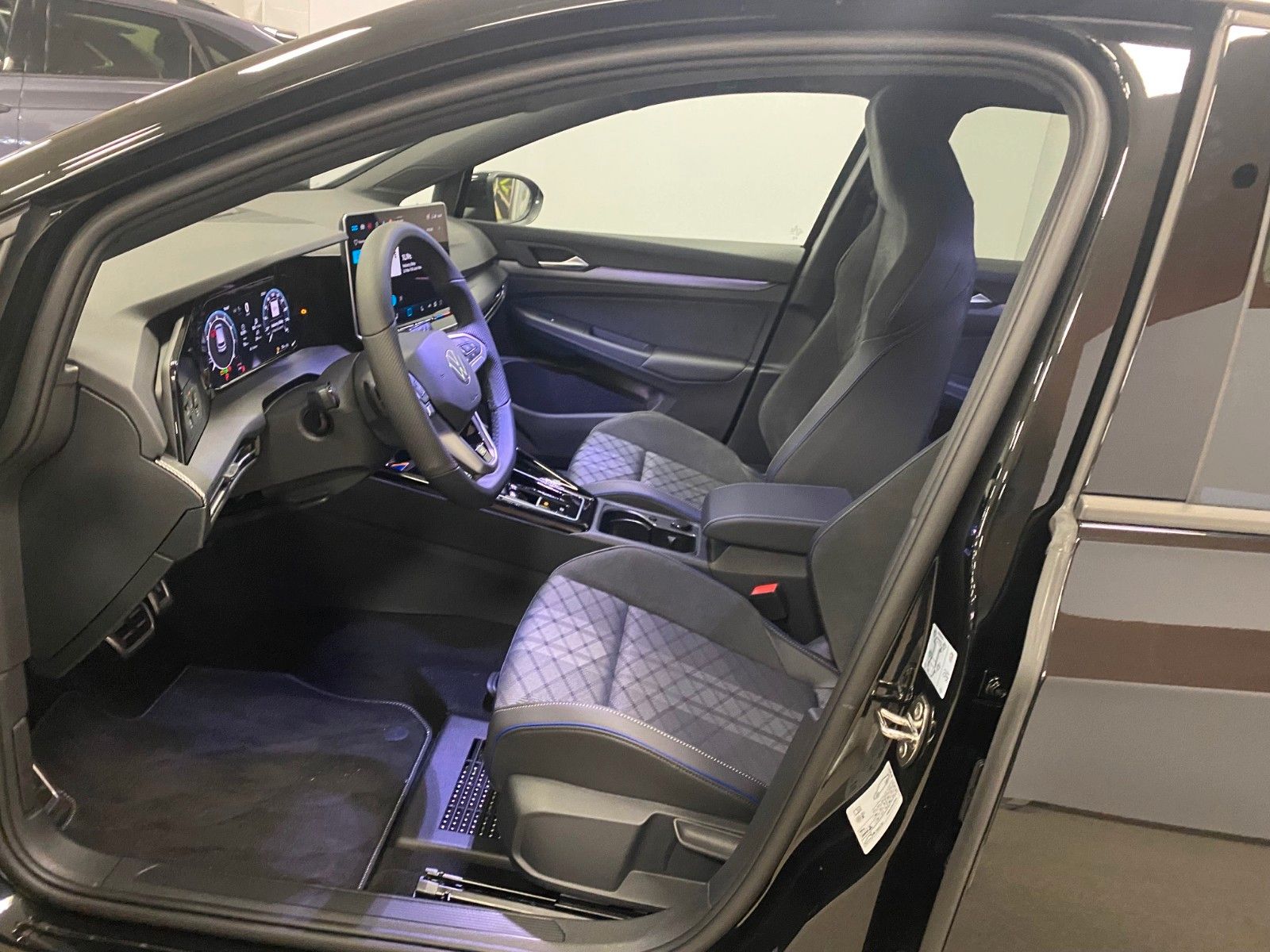 Fahrzeugabbildung Volkswagen Golf 1.5 eTSI DSG R-Line+GARANTIE 2029+ACC+KAMER