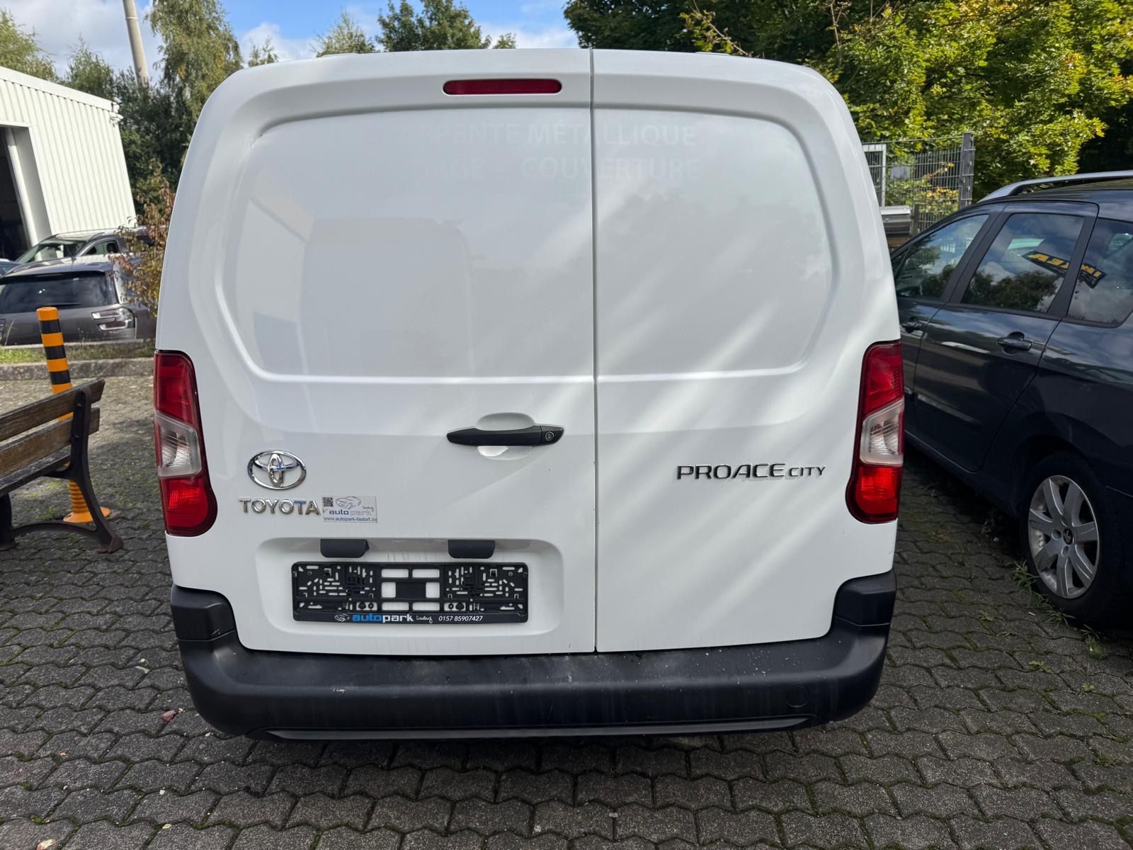Fahrzeugabbildung Toyota Proace City 1,2-l-Turbo 81kW L1 LKW