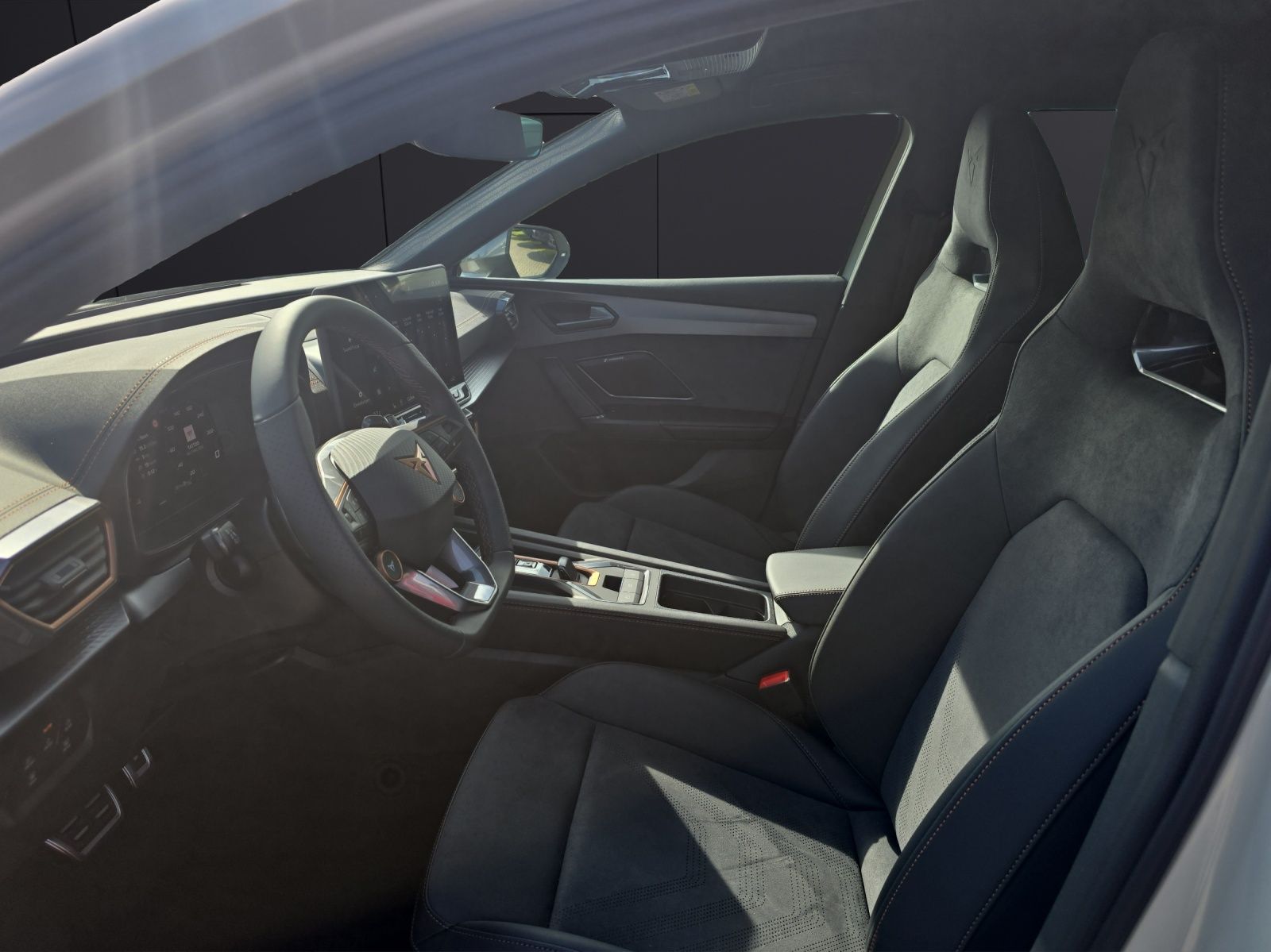 Fahrzeugabbildung CUPRA Leon Sportstourer 2.0 TSI  4Drive VZ DSG AHZ KAM