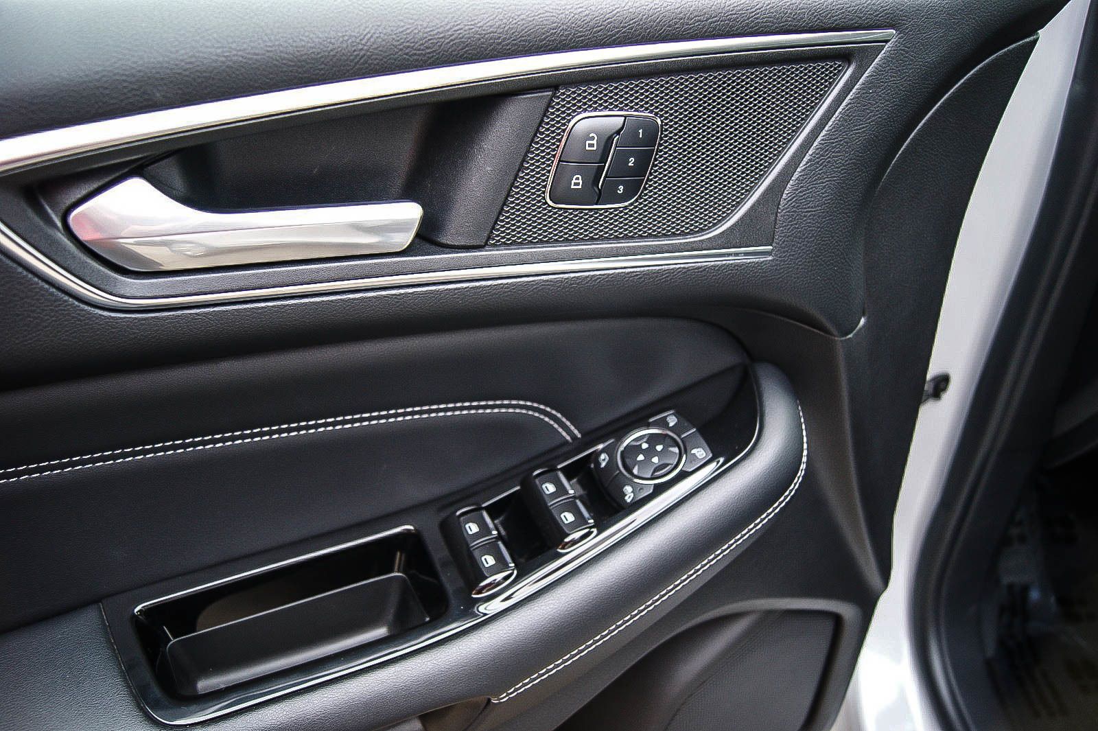 Fahrzeugabbildung Ford Edge Titanium 4x4 LEDER NAVIGATION KAMERA PDC 19