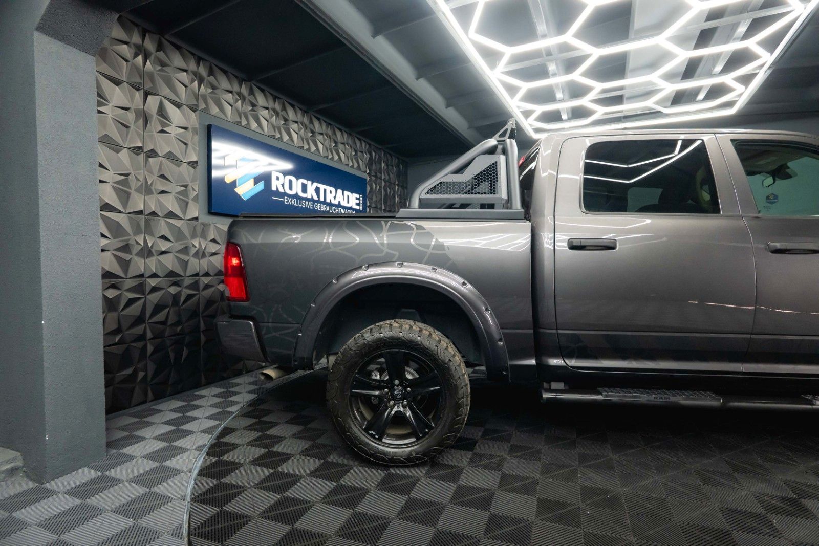 Fahrzeugabbildung Dodge RAM 5.7 V8 HEMI 4x4 OFFROAD Night-Paket *LED*19%