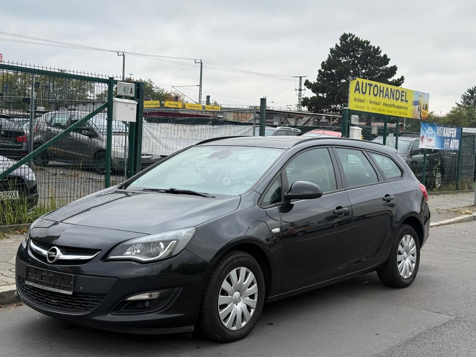 Opel Astra 2014 — салон