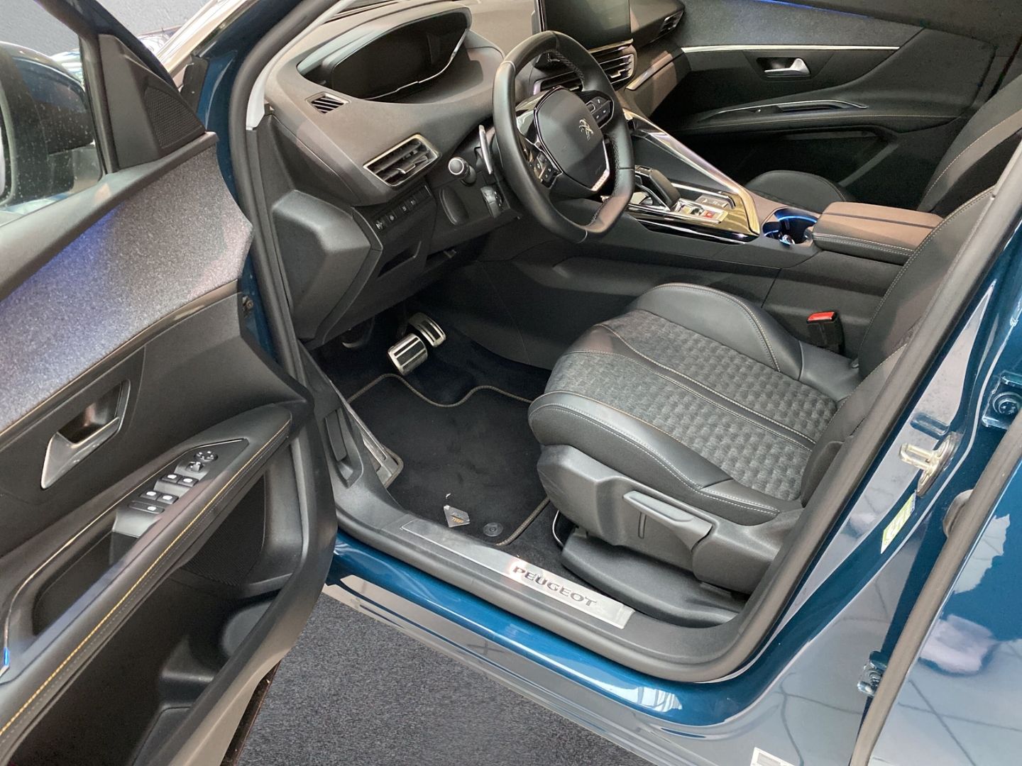 Fahrzeugabbildung Peugeot 3008 Hybrid 225 Roadtrip 1.6 Plug-In EU6d Navi d