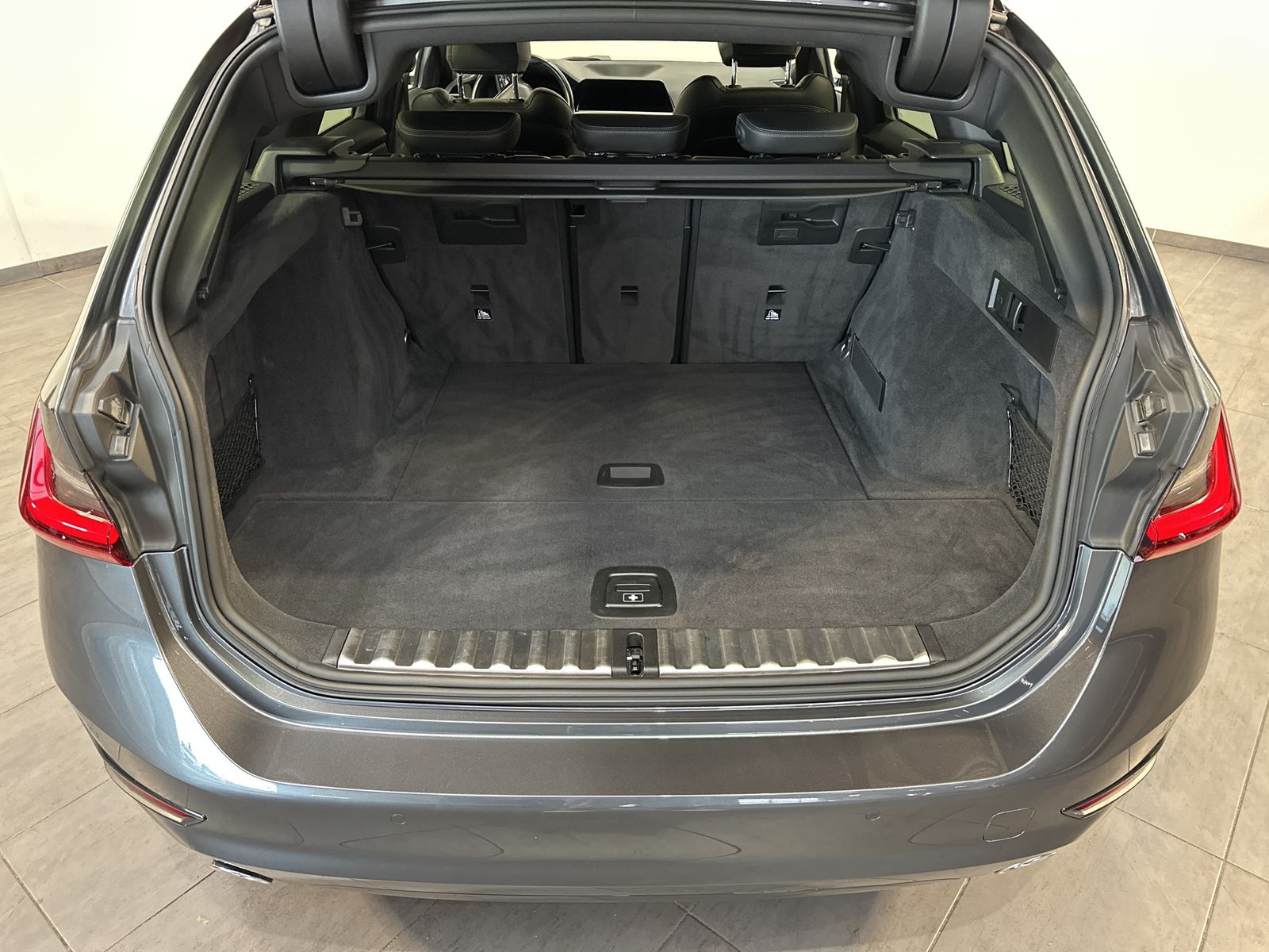 Fahrzeugabbildung BMW 320d Touring xDrive Sport-Line NAV+LED+ACC+KAM