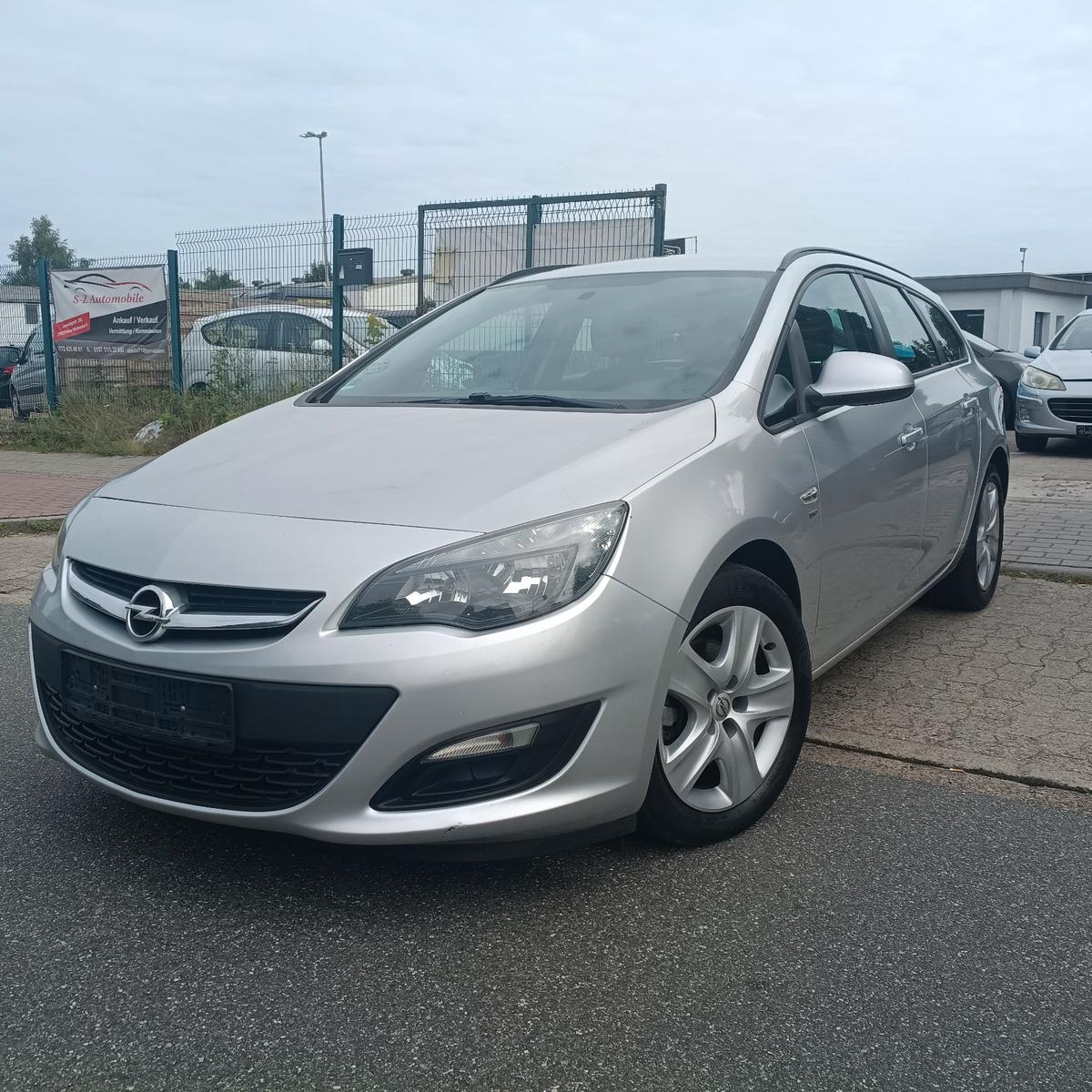 Opel Astra 2014 — rear view
