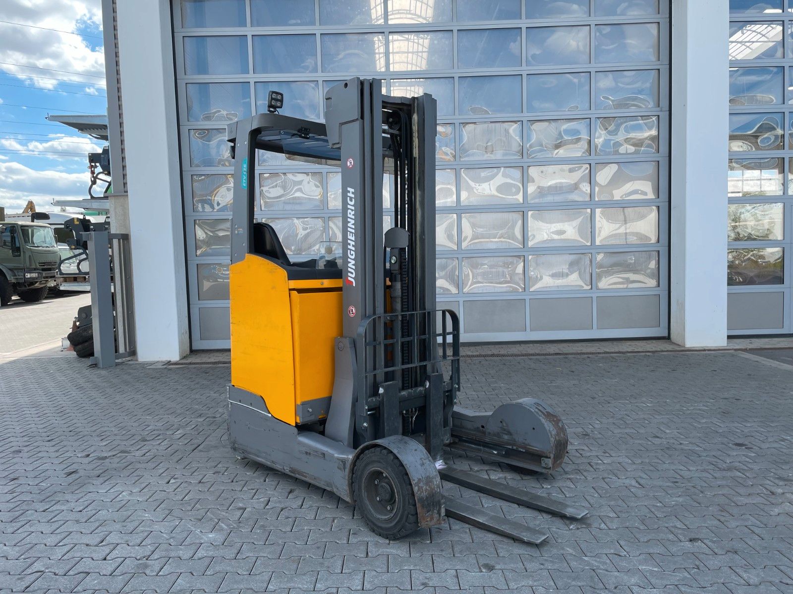 Fahrzeugabbildung Jungheinrich ETV C16 / Triplex 5.72m / SS / nur 3.022h / 2016