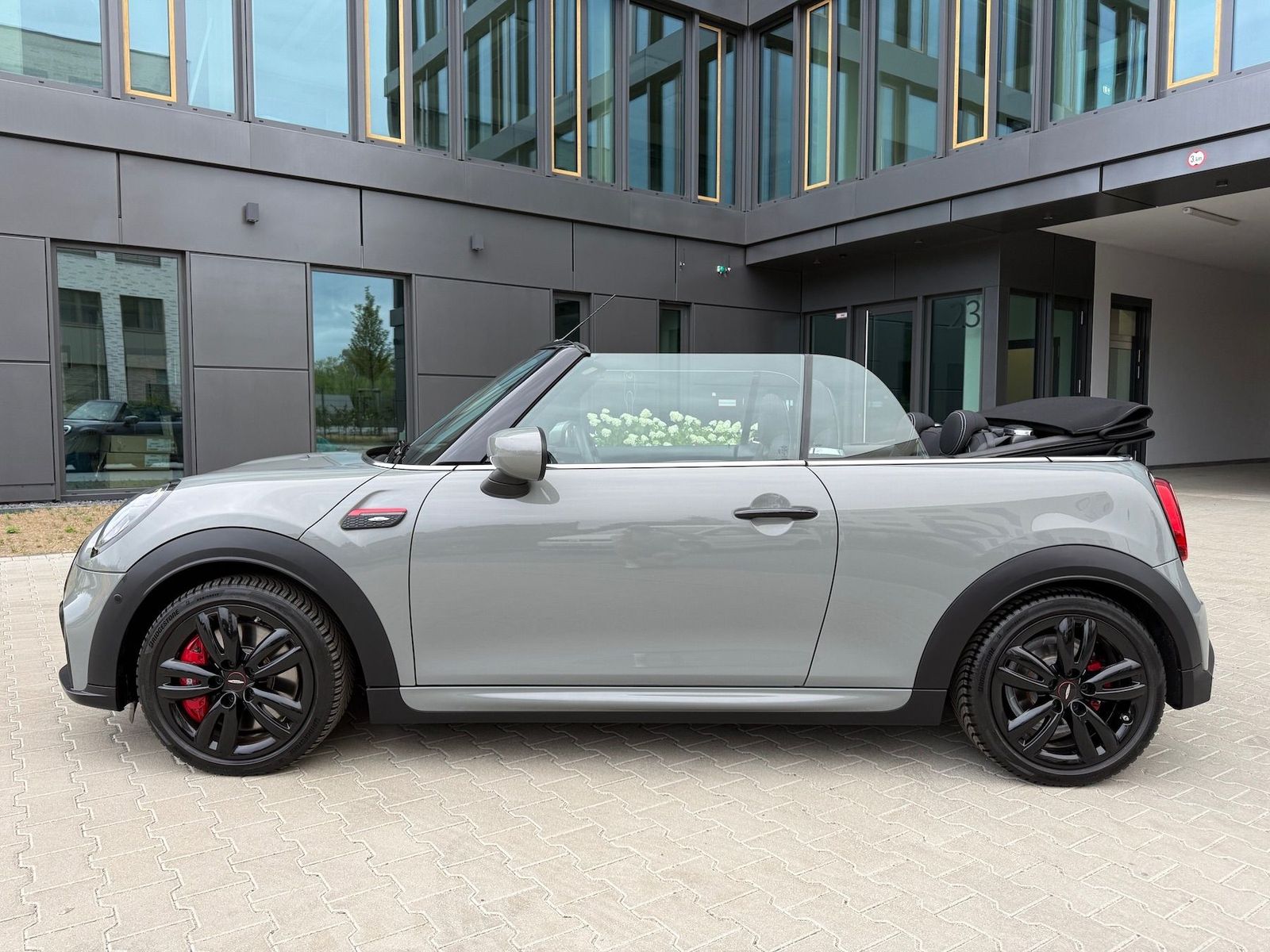 Fahrzeugabbildung MINI John Cooper Works Cabrio NAVI|KAMERA|ESS.-TRIM