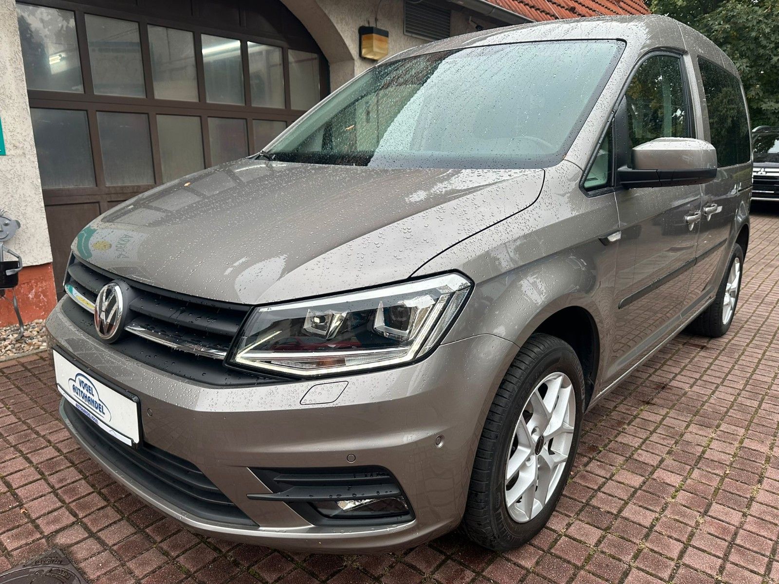 VW Caddy 2.0TDI*KLIMAAUT.*XENON*SITZHZG*AHK*