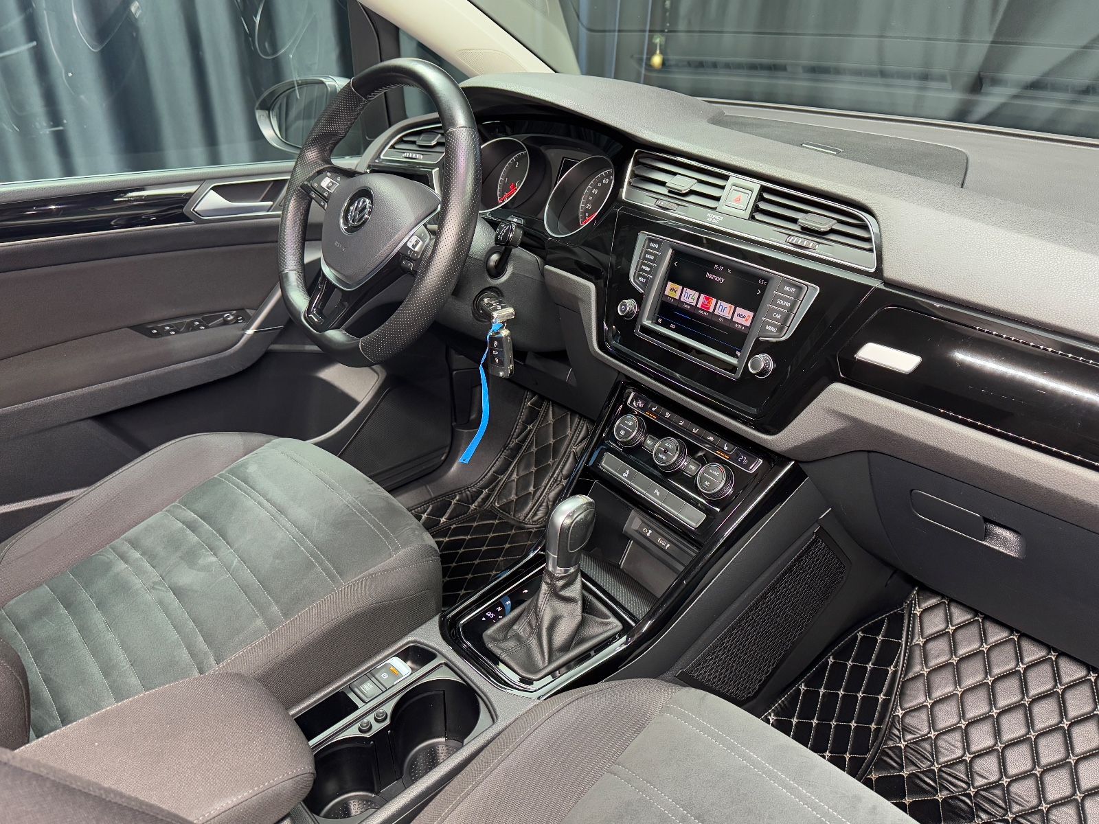 Fahrzeugabbildung Volkswagen Touran Highline|DSG|NAVI|7-SITZER|R-LINE|