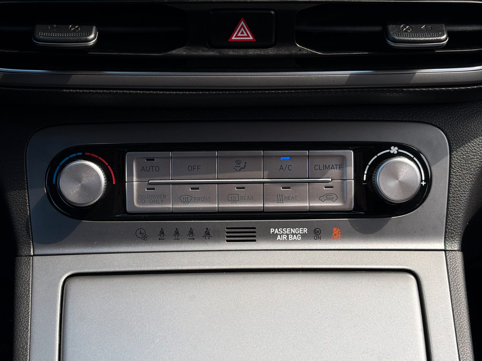 Fahrzeugabbildung Hyundai KONA E Select CarPlay Kamera LHZ SHZ ACC KZG