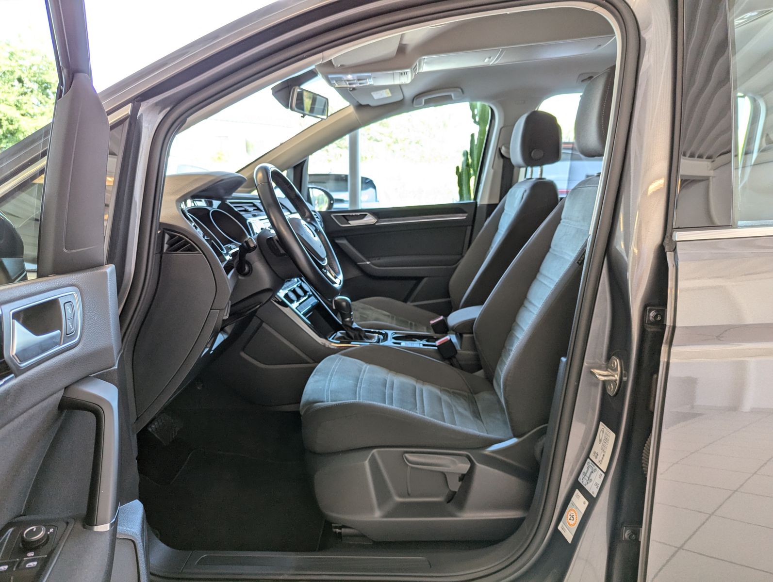 VW Touran 2.0 TDI DSG Highline Kamera AHK Sport LED - Image 12
