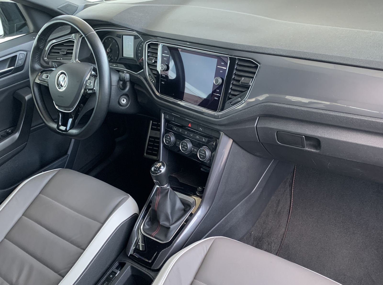 Fahrzeugabbildung Volkswagen T-Roc 1.5 TSI*Sport*LED*ACC*Leder*Cam*Spur*Navi*