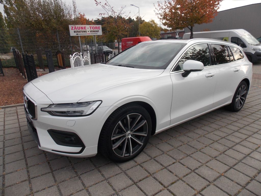 V60 Kombi Momentum Pro B4/Pano/Apple CarPlay/LED