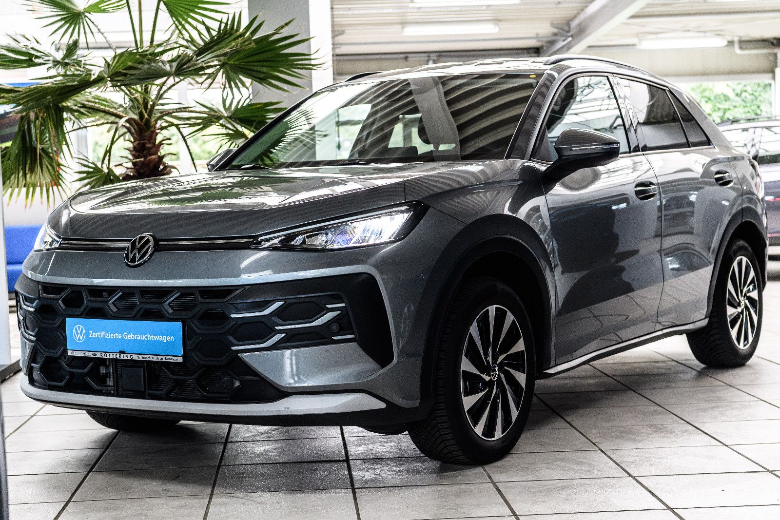 Fahrzeugabbildung Volkswagen T-Roc Life 1.5 eTSI DSG LED+NAVI+RFK+SHZ+ACC