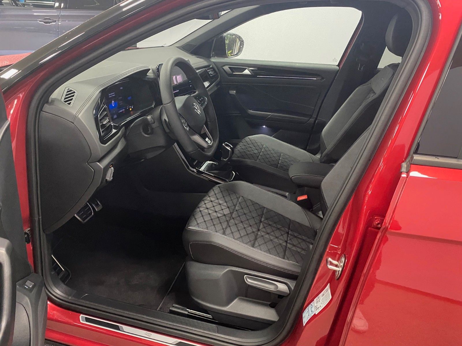 Fahrzeugabbildung Volkswagen T-Roc 1.5 TSI DSG R-Line+ACC+AHK+19"+KAMERA+LED+