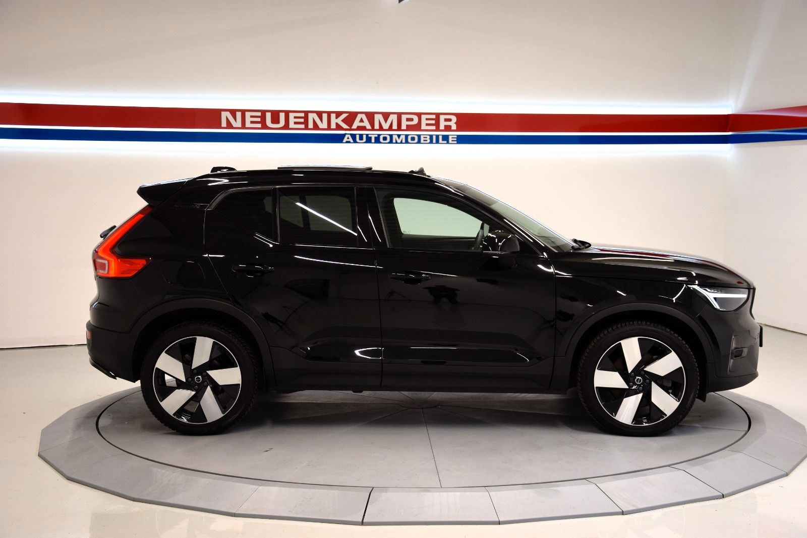 Fahrzeugabbildung Volvo XC40 Ultimate Dark Recharge Plug-In Hybr. Panor.