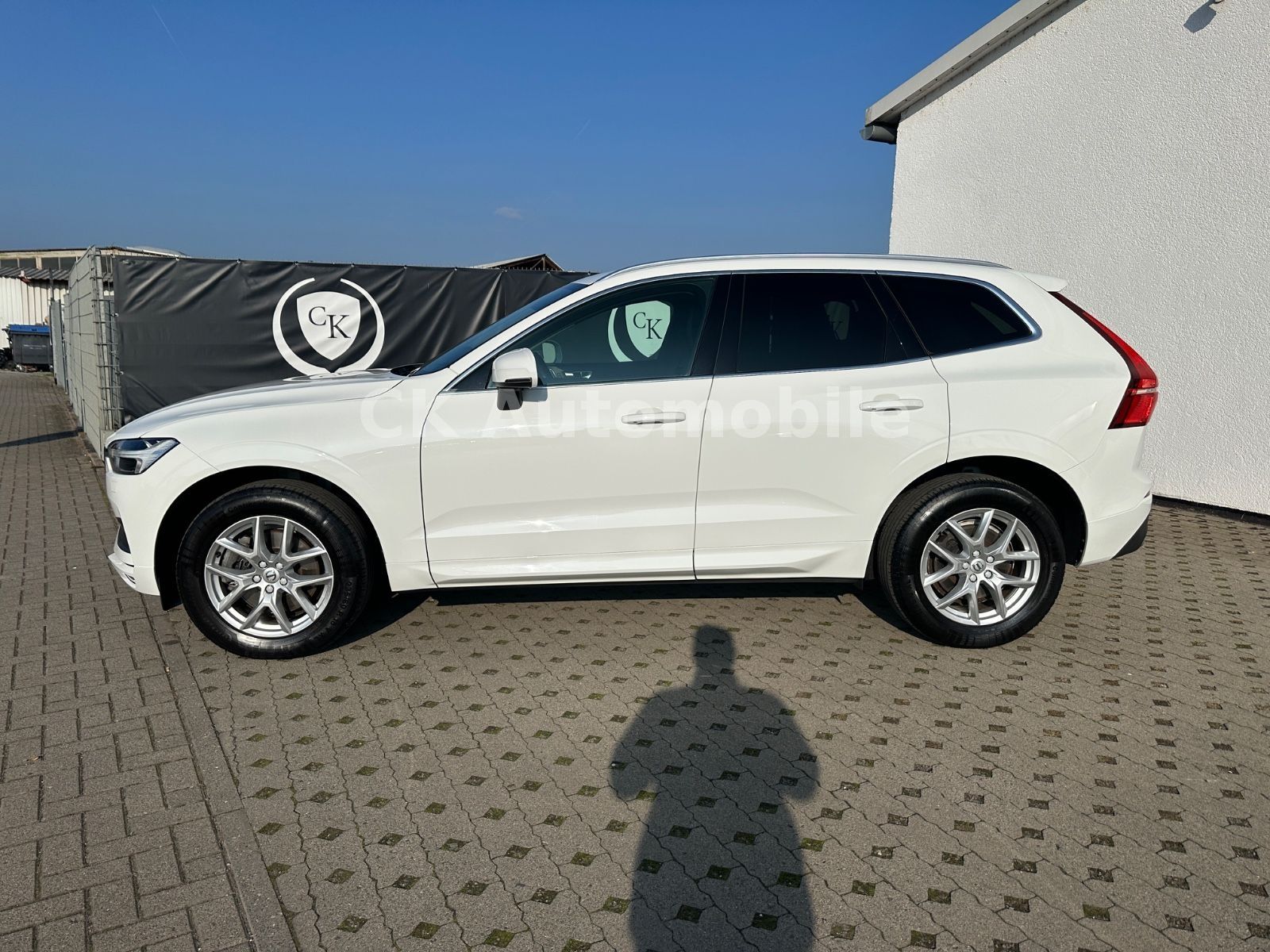 Fahrzeugabbildung Volvo XC60 B4 Momentum Pro AWD/Navi/Leder/Pano/LED/Kam