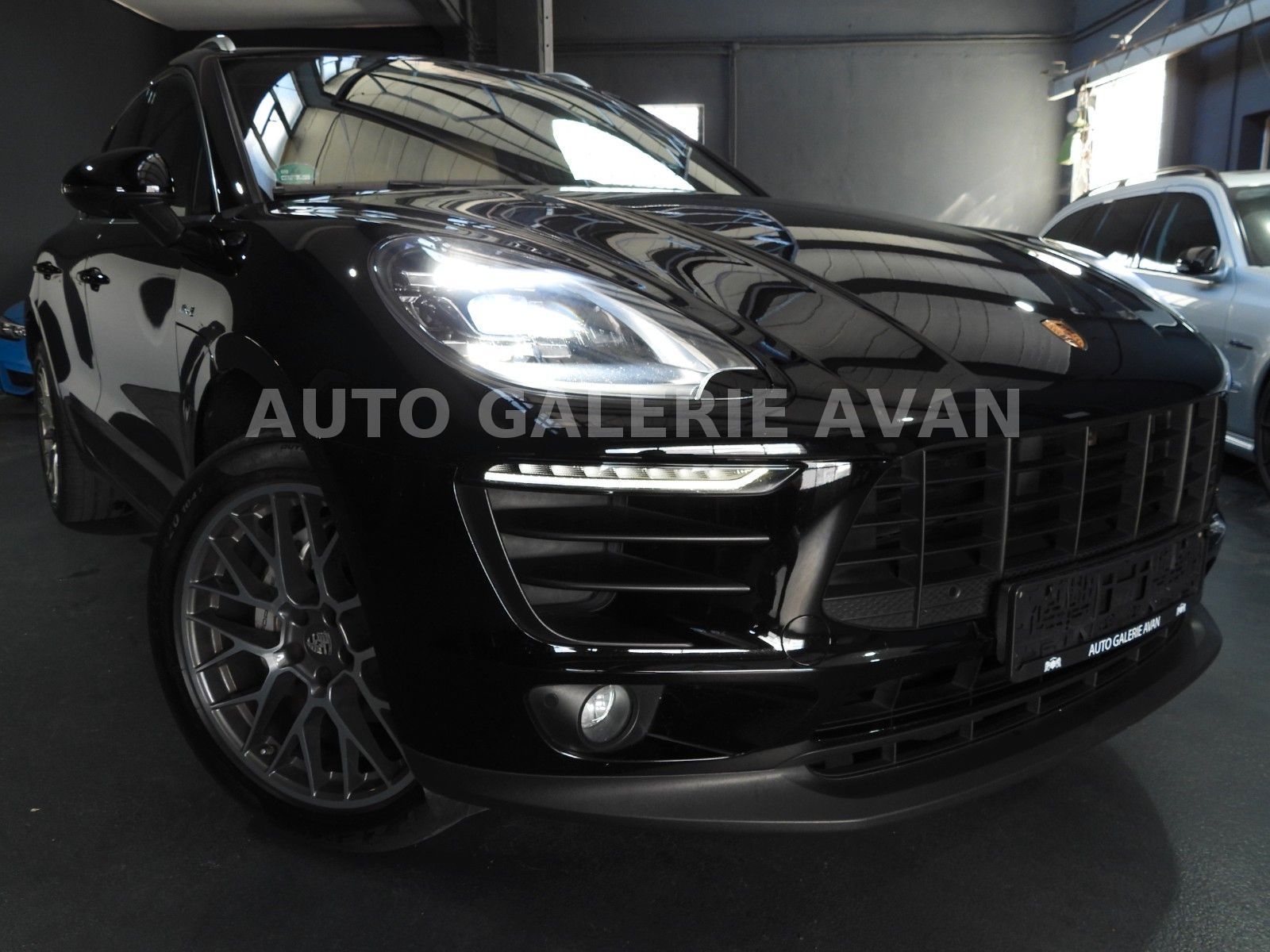 PORSCHE Macan