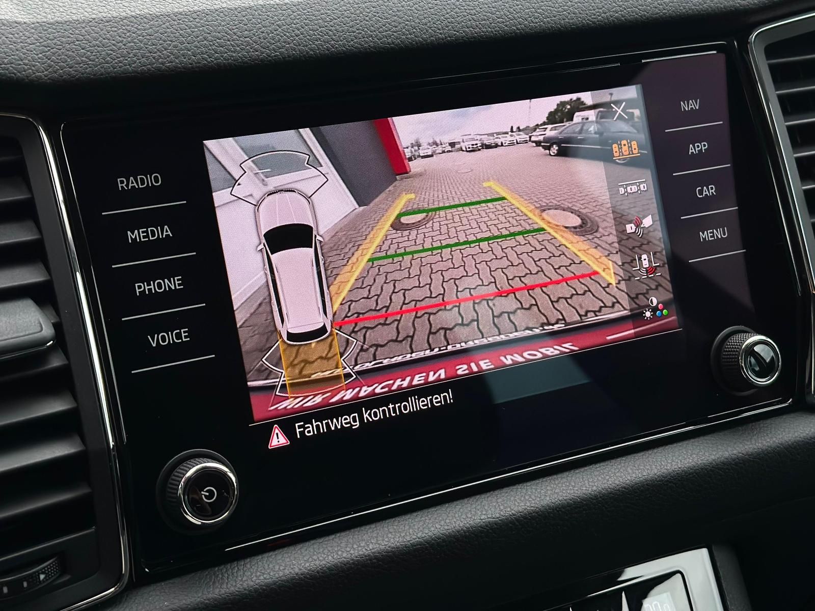 SKODA Kodiaq 1.5TSI DRIVE 125 YEARS* LED#AHK#ACC#NAVI - Image 21