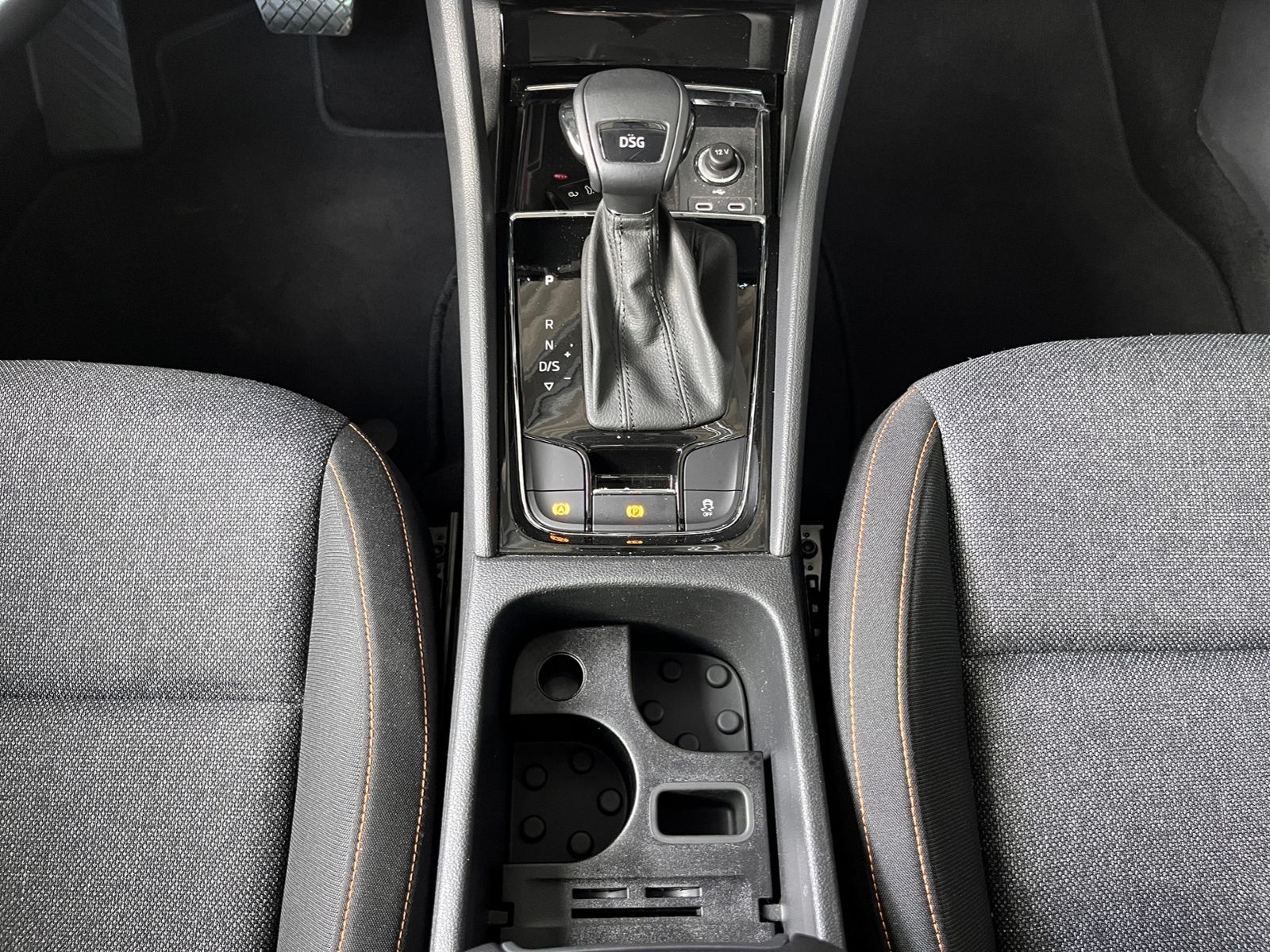 Fahrzeugabbildung SKODA Karoq Clever ACC RFK LED NAVI