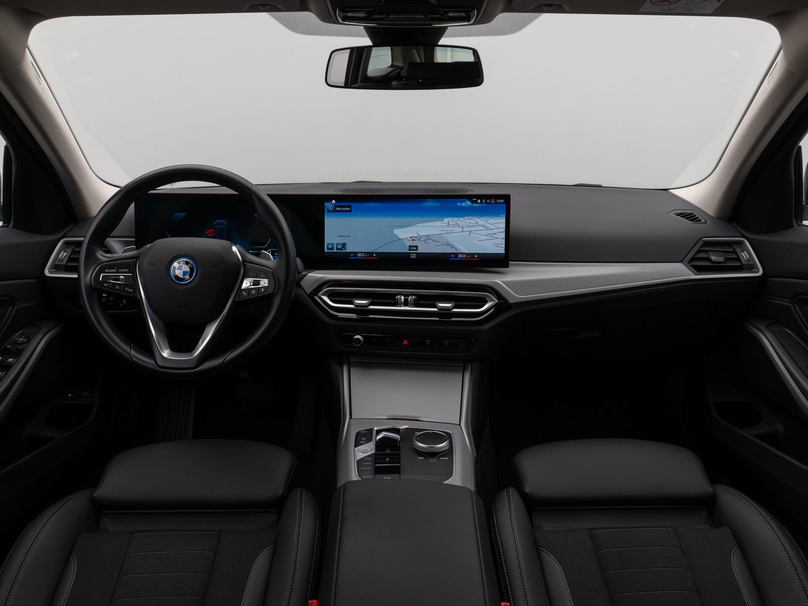 Fahrzeugabbildung BMW 330e DAB CockPit+ PDC Geschwindigkeitsreg Sport