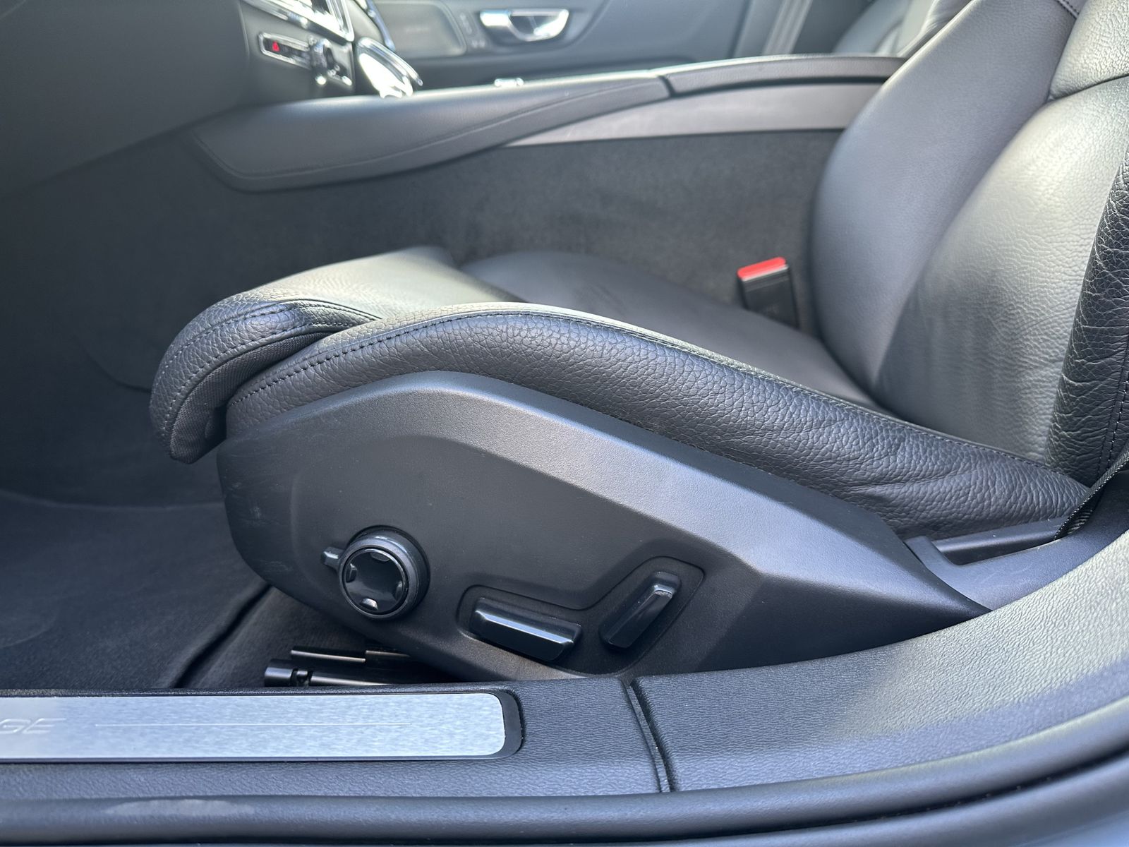 Fahrzeugabbildung Volvo V60 T6 AWD Recharge Inscription NAV+LED+ACC+AHK