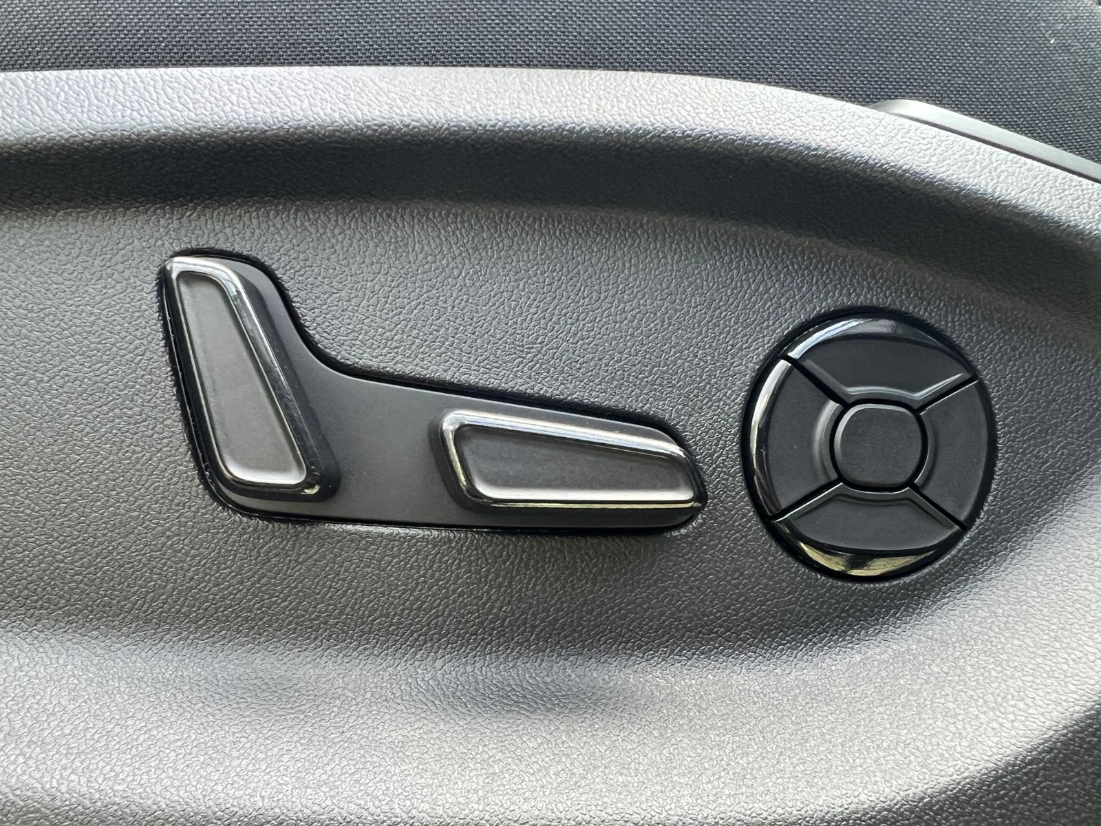 Fahrzeugabbildung SKODA Kodiaq Sportline 1.5 TSI IV DSG *LED, AHK, Navi,