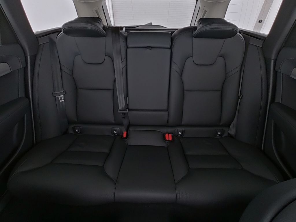 Volvo V90 Kombi Plus Dark Recharge Plug-In Hybrid AWD  foto 13