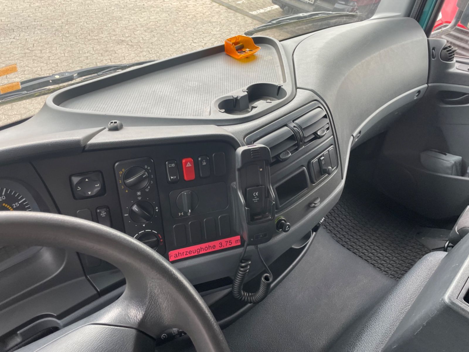 Fahrzeugabbildung Mercedes-Benz Atego 822 Pritsche Plane KRAN PALFINGER 3,3T