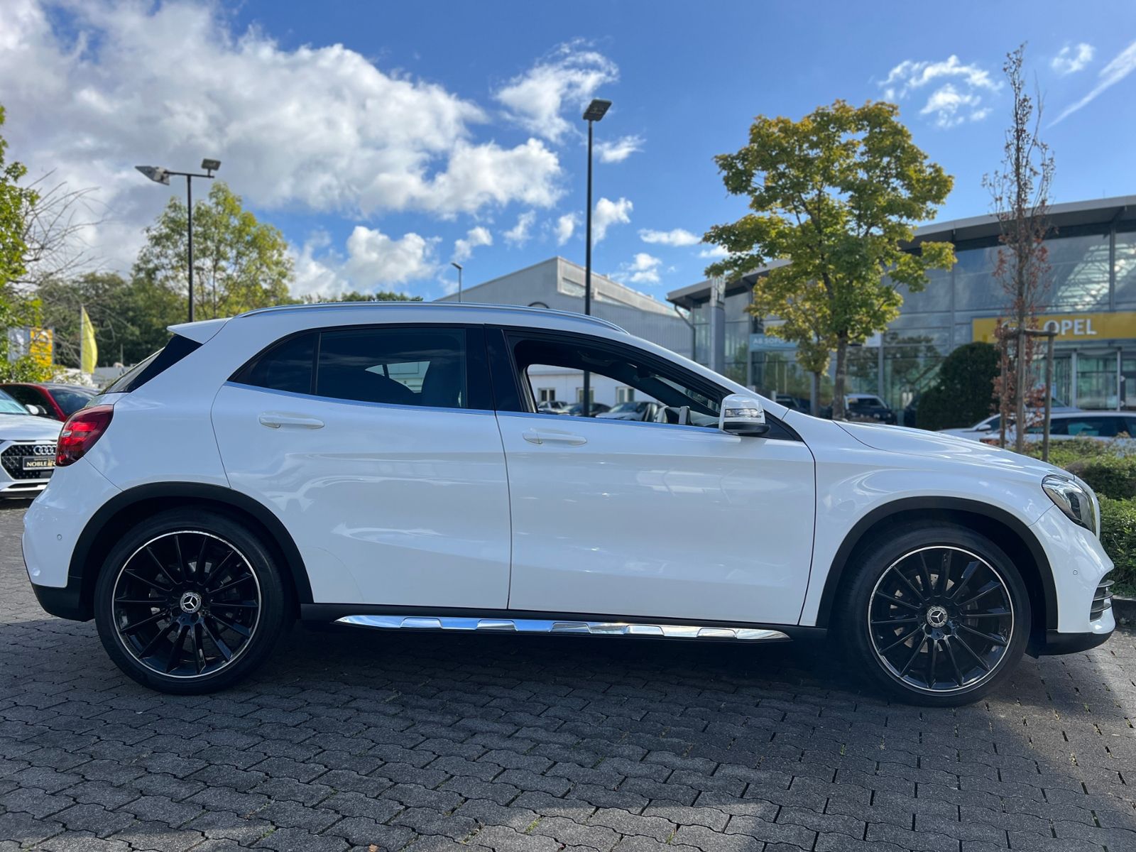 Fahrzeugabbildung Mercedes-Benz GLA 200 AMG LINE LED NAV SHZ RFK 19"