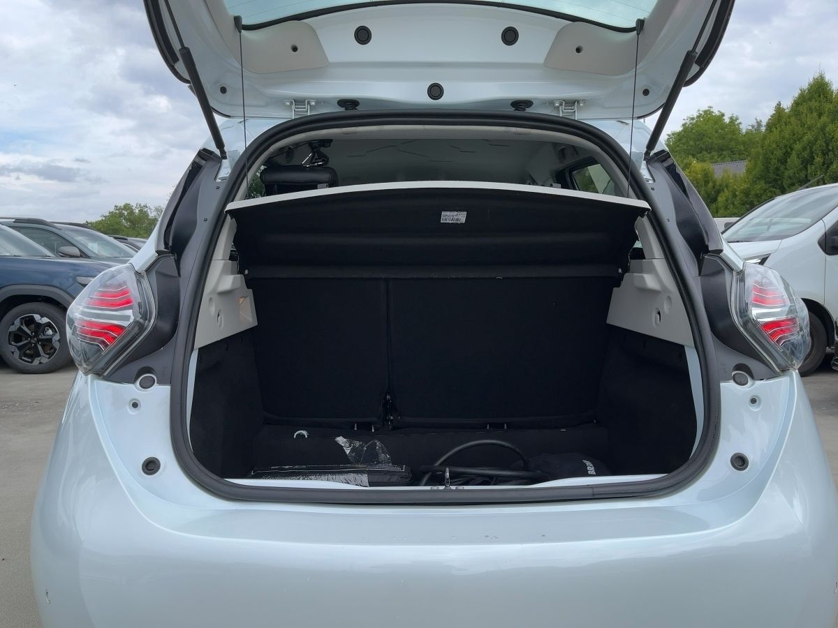 Fahrzeugabbildung Renault ZOE INTENS Batteriemiete R135 Z.E. 50 AHK abnehm - mit KI generiert/bearbeitet